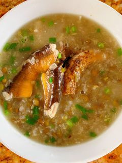 A picture of Green Bean Eel Porridge.