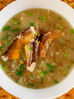 A picture of Green Bean Eel Porridge.
