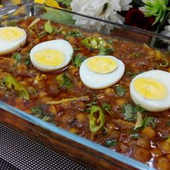 A picture of Anday Cholay gravy.