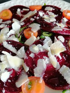 Una foto de Carpaccio de remolacha