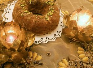 صورة لوصفة كيكة التمر بالهيل و الزعفران و القرفه
