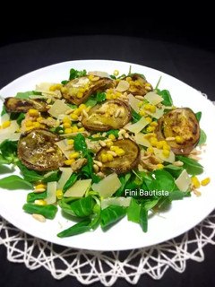 Una foto de Ensalada de rúcula canónigos berenjena y pollo
