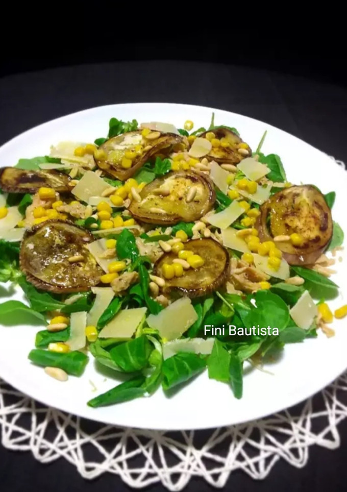 Una foto de Ensalada de rúcula canónigos berenjena y pollo