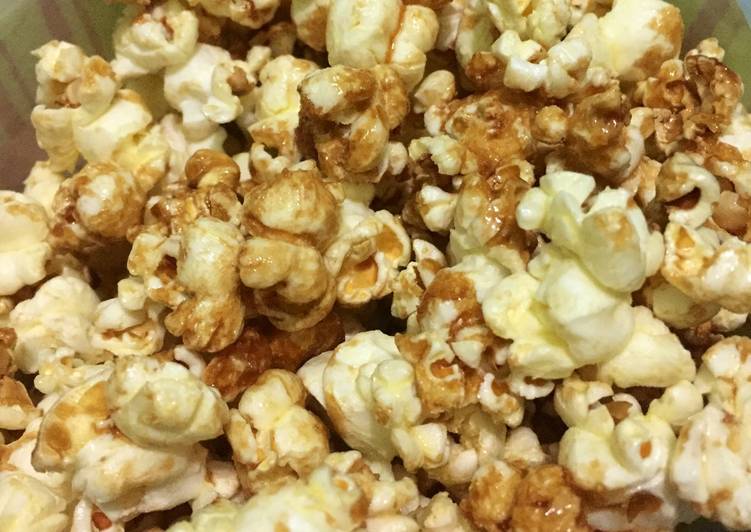 Cara Membuat Popcorn - Panaskan minyak dan mentega dengan api sederhana.