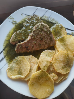 Una foto de Atún a la plancha con salsa verde