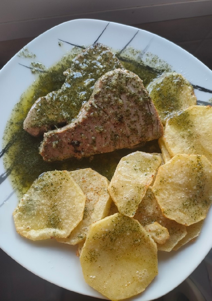 Una foto de Atún a la plancha con salsa verde