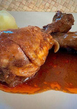 Foto principal de Muslos de pollo a la vizcaína con nueces