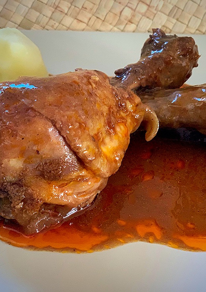Una foto de Muslos de pollo a la vizcaína con nueces