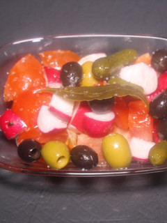 Una foto de Ensalada de tomate, rabanos y encurtidos