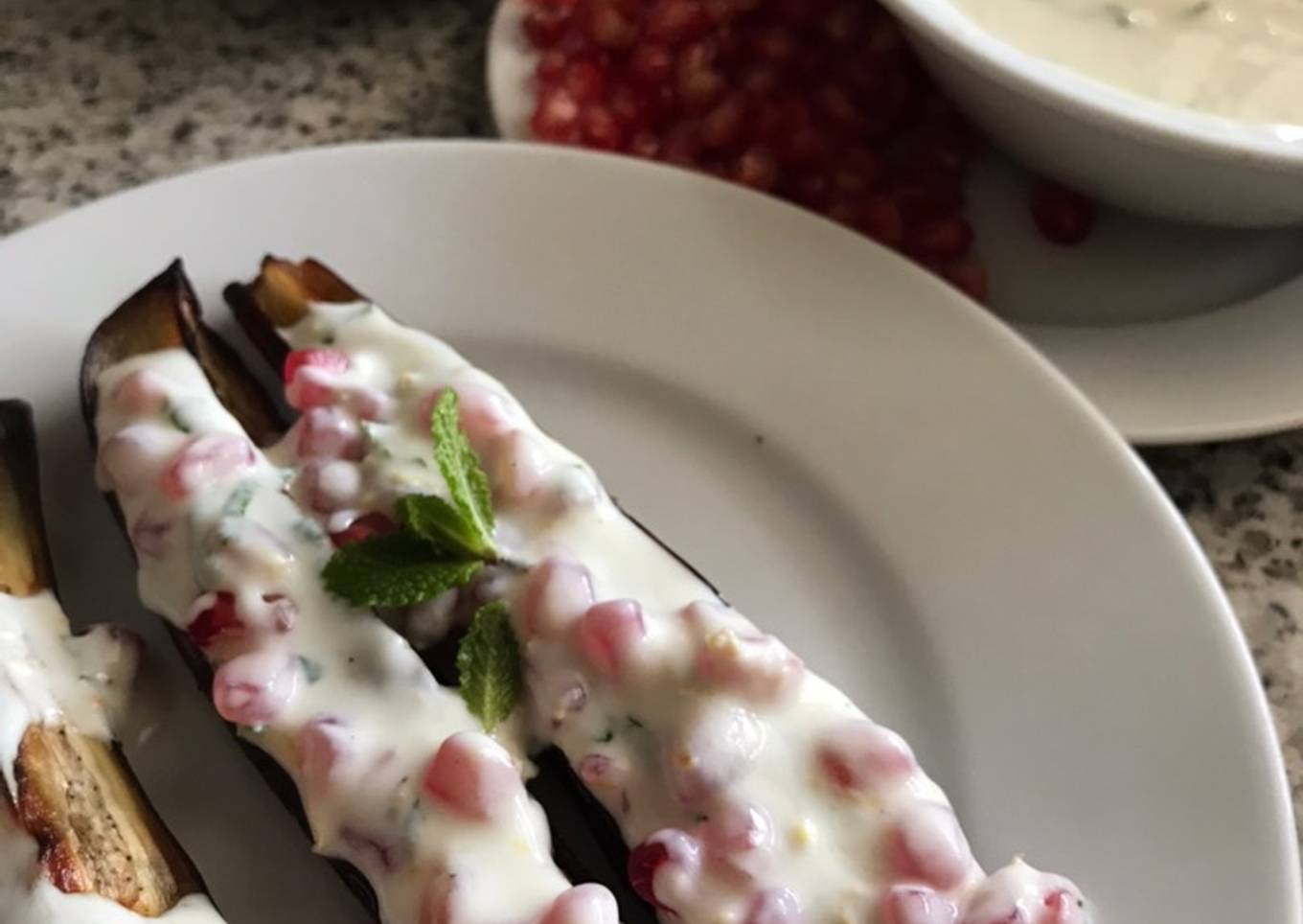 Berenjenas asadas con salsa de yogur