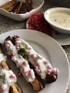 Una foto de Berenjenas asadas con salsa de yogur