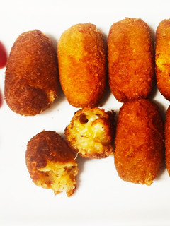 சீஸி நக்கெட்ஸ் (Cheesy nuggets recipe in tamil) செய்முறை முக்கிய புகைப்படம்