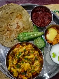 ગુજરાતી થાળી (Gujarati Thali Recipe In Gujarati) રેસીપી મુખ્ય ફોટો