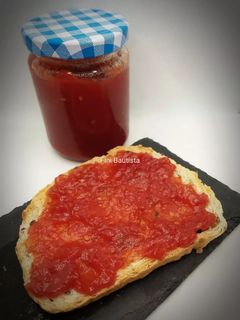 Una foto de Mermelada de tomate de bote