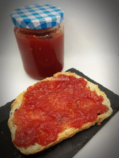 Una foto de Mermelada de tomate de bote