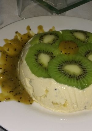 Una foto de Mousse de queso y kiwi