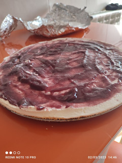 Una foto de Tarta de queso con mermelada de arándanos