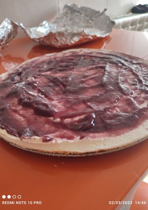 Una foto de Tarta de queso con mermelada de arándanos