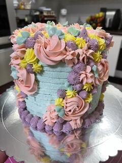 Una foto de Torta alta de vainilla y buttercream de merengue italiano