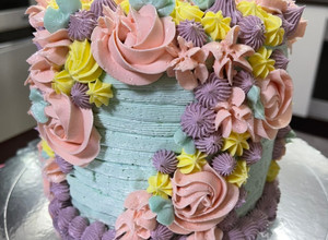 Una foto de Torta alta de vainilla y buttercream de merengue italiano