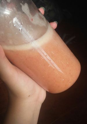 Una foto de Jugo de naranja frutilla plátano