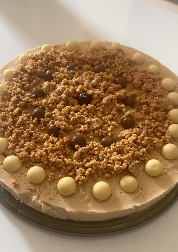 Una foto de Tarta de turrón sin horno