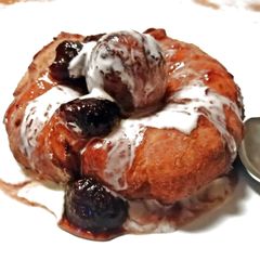 A picture of Romanian cheese doughnuts – Papanași.