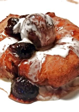 A picture of Romanian cheese doughnuts – Papanași.