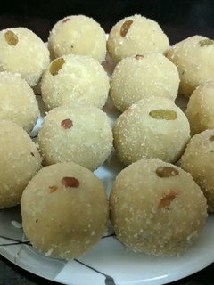 रवा बेसन लाडू (rava besan ladu recipe in marathi) रेसिपी चे मुख्य फोटो