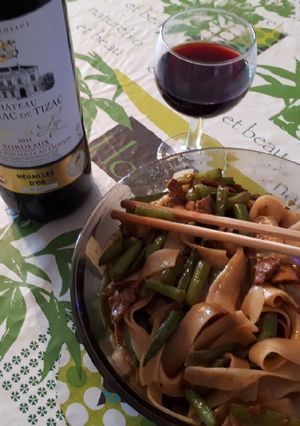 Une photo de Nouilles sautées à la viande et haricots verts