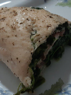 Una foto de Pechuga de pollo rellena de espinacas y jamón serrano