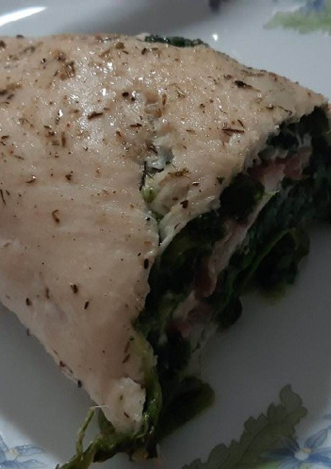 Una foto de Pechuga de pollo rellena de espinacas y jamón serrano