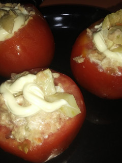 Una foto de Tomates rellenos con papa y atún