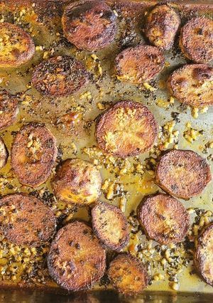 A picture of Crispy garlic potato slices.