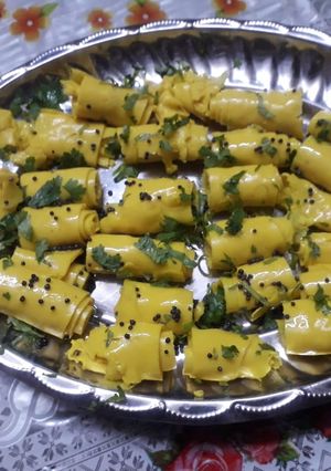 A picture of Khandvi.