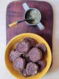 Galletas de harina de garbanzos, cacao y frutos secos en sartén