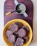 Galletas de harina de garbanzos, cacao y frutos secos en sartén