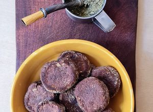 Una foto de Galletas de harina de garbanzos, cacao y frutos secos en sartén