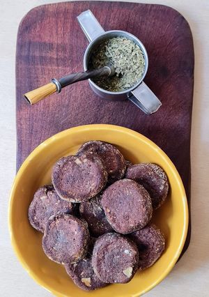 Una foto de Galletas de harina de garbanzos, cacao y frutos secos en sartén