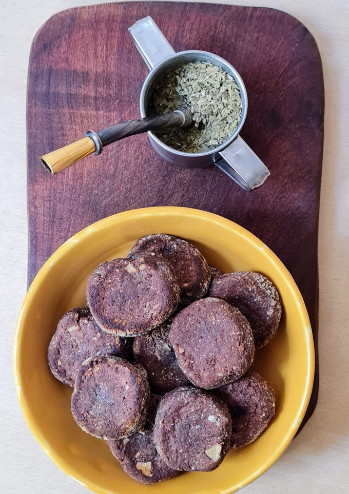 Una foto de Galletas de harina de garbanzos, cacao y frutos secos en sartén