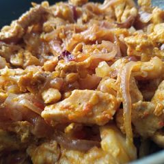 A picture of Hot and spicy chicken sauce.