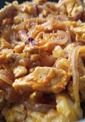 A picture of Hot and spicy chicken sauce.
