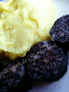 Una foto de Puré de patatas con queso y morcilla