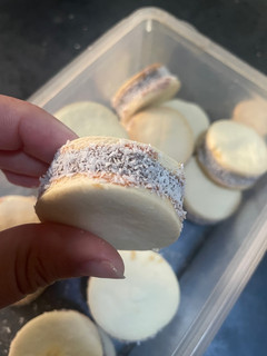 Una foto de Alfajores de maicena😍