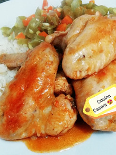 Una foto de Alitas en salsa mixta: BBQ y criolla