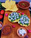 Tostada de quintonil con requesón (Ticazu yua shiti ji requesón)
