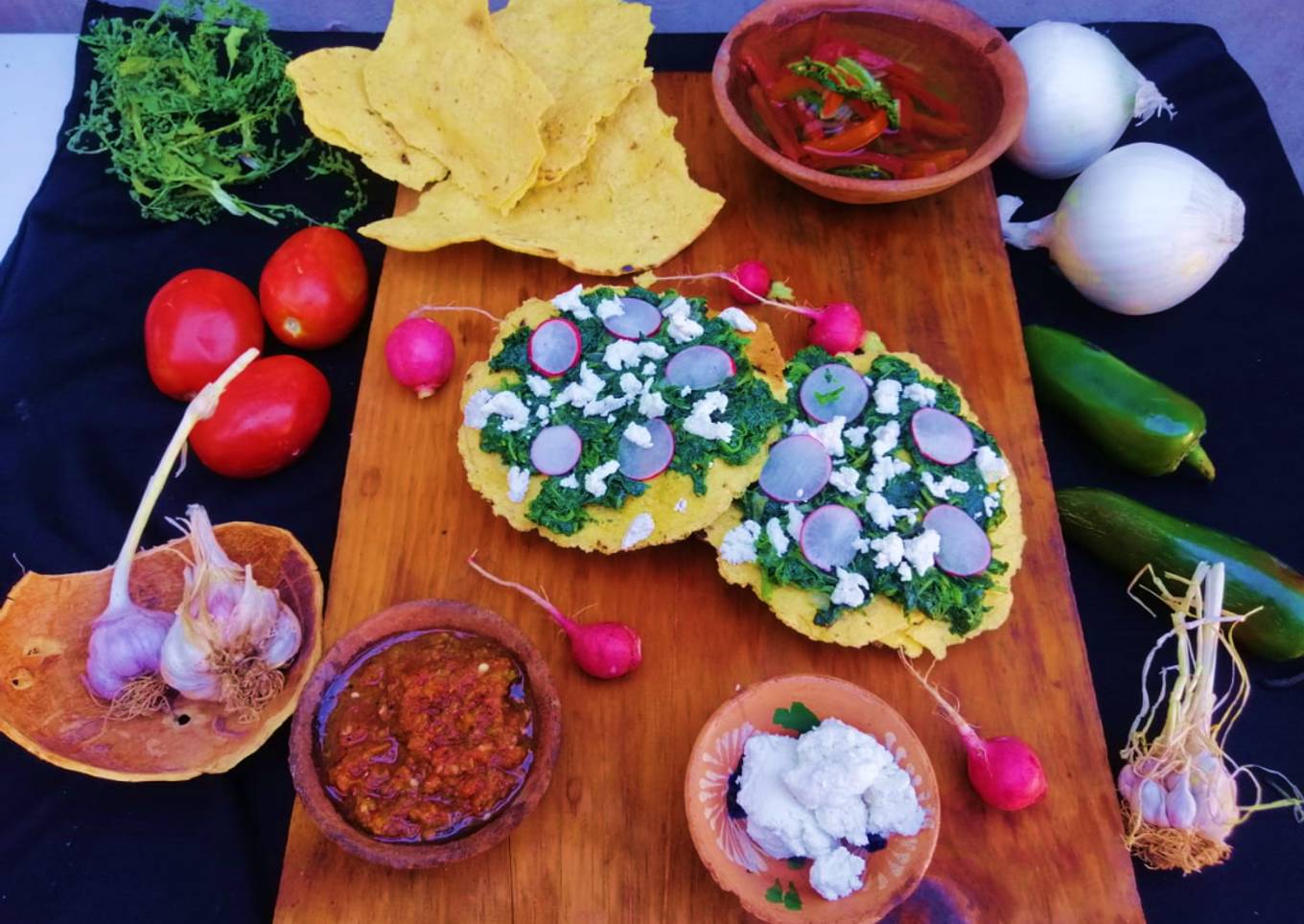 Tostada de quintonil con requesón (Ticazu yua shiti ji requesón)