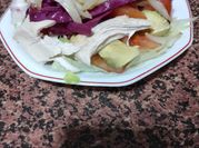 Una foto de ensalada de repollo morado y pollo