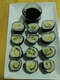 Una foto de Sushi de aguacate