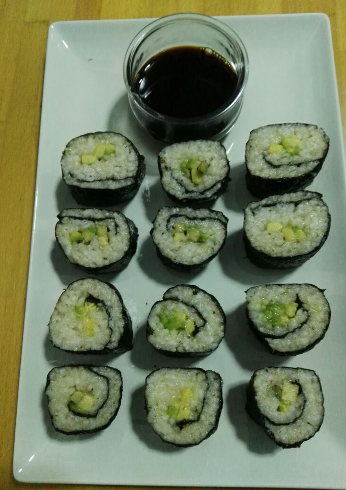 Una foto de Sushi de aguacate